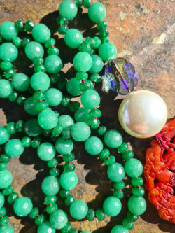 Collar largo piedras naturales de ágata verde con bolón de nácar y medallón jade rojo