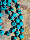 Collar largo de ágatas planas turquesa con cristales negros