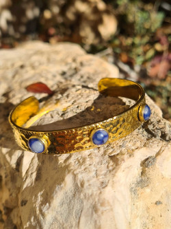 Pulsera de acero bañado oro con piedras naturales