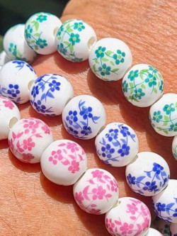 Elastic bracelet with ceramic beads and a floral design.
