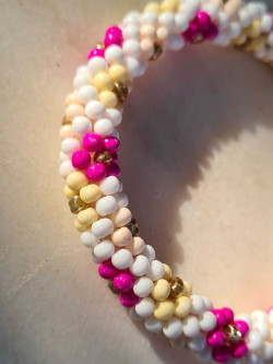 Pulsera elástica con cristales roca y flores en técnica PEYOTE