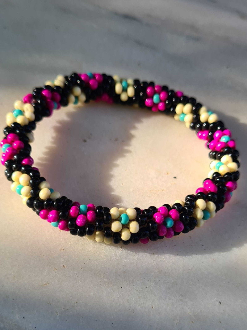 Pulsera elástica con cristales roca y flores en técnica PEYOTE