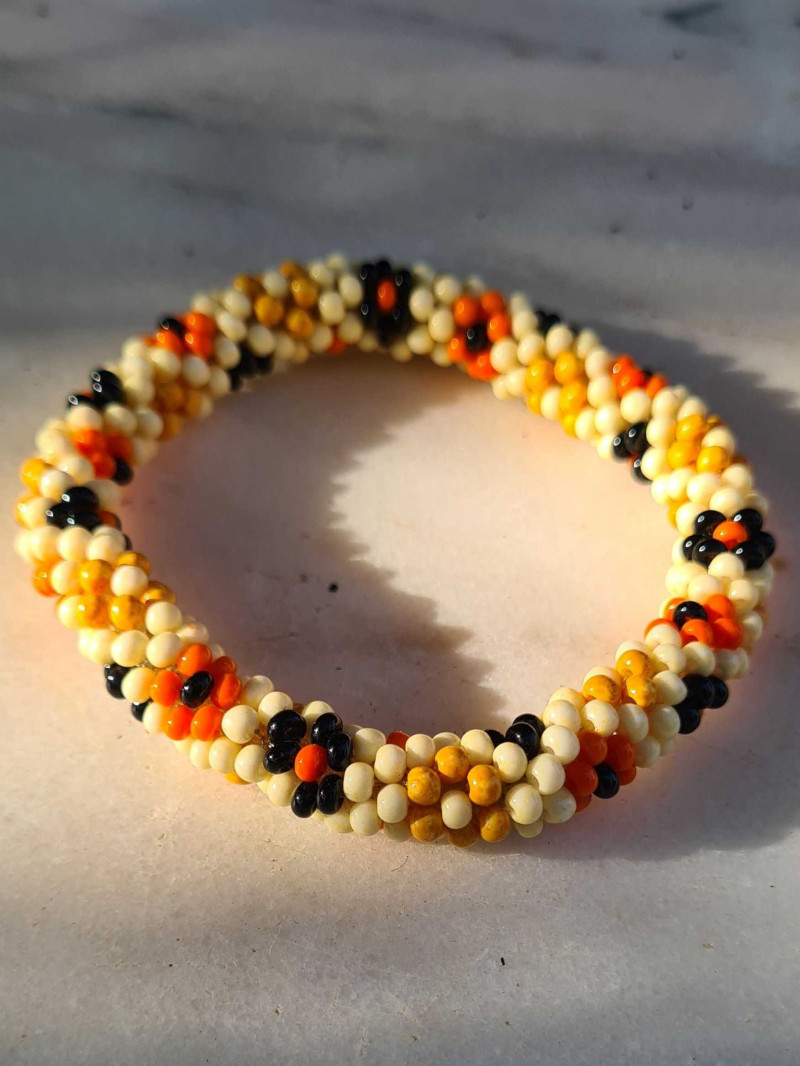 Pulsera elástica con cristales roca y flores en técnica PEYOTE