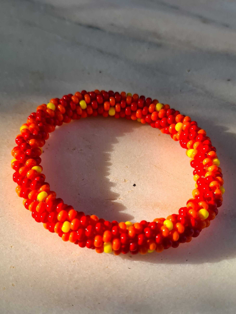 Pulsera elástica con cristal roca, diferentes colores, flores, con técnica PEYOTE