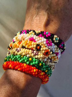 Pulsera elástica con cristales roca y flores en técnica PEYOTE