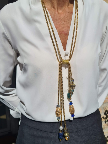 Collar de cadenas doradas con colgantes únicos