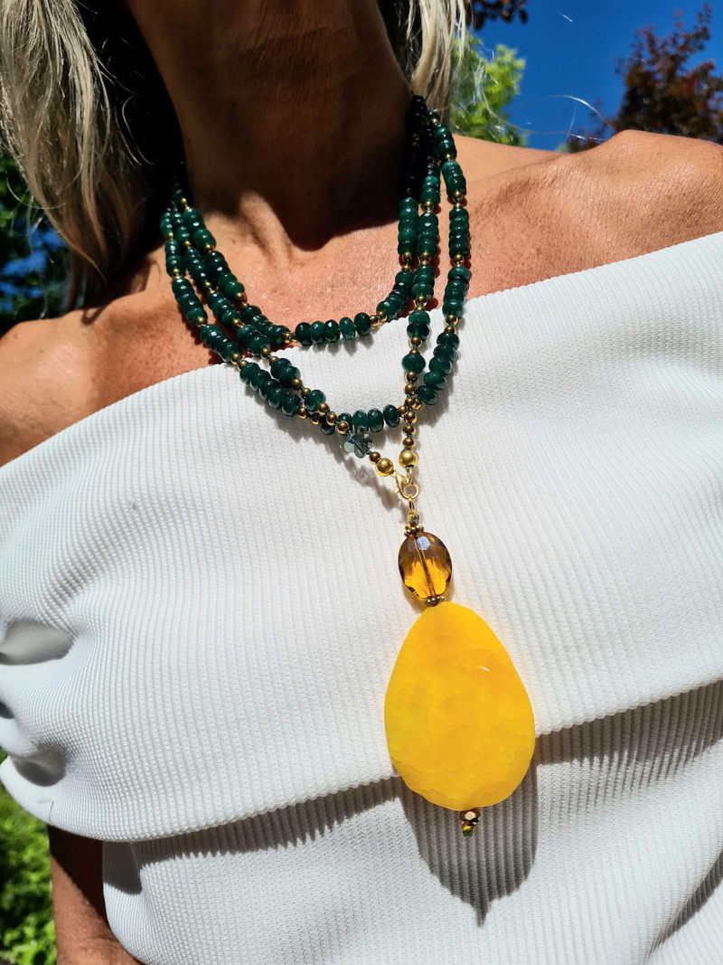 Collar largo de jade, ágata y hematites con colgante de cristal checo