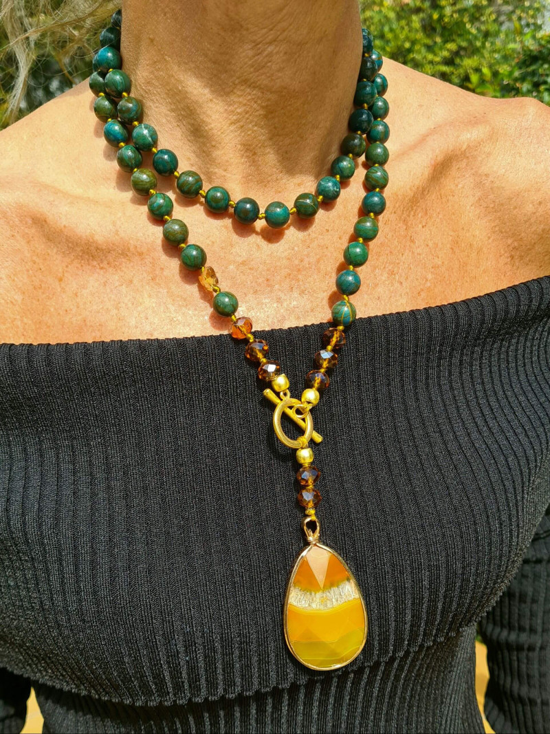 Collar largo de jaspe verde y ágata amarilla con cristal checo