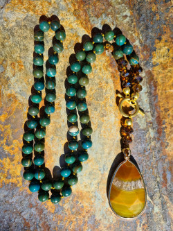 Collar largo de jaspe verde y ágata amarilla con cristal checo