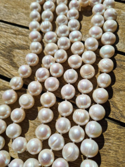 Collar largo de perlas barrocas anudado a mano