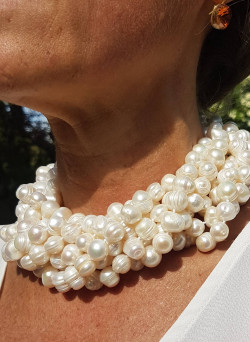 Collar largo de perlas barrocas anudado a mano