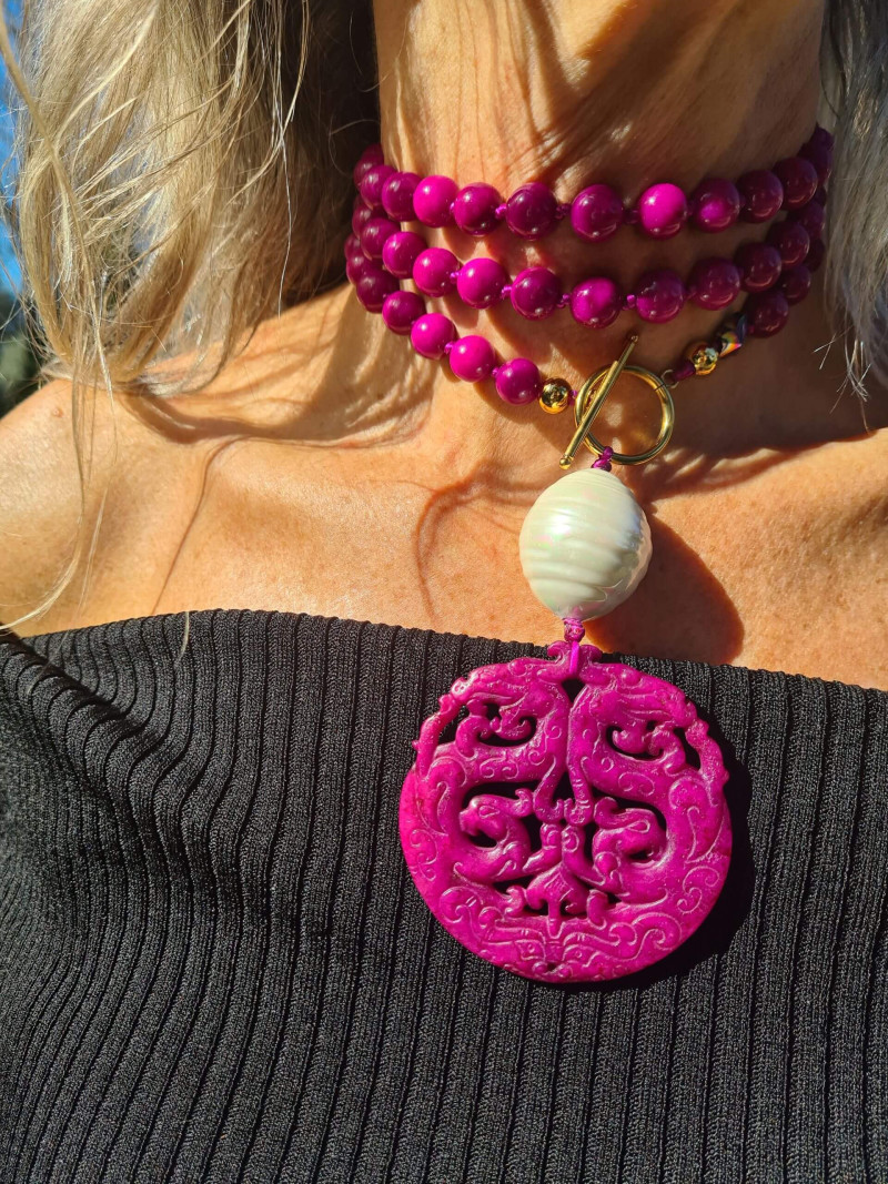 Collar largo de ágatas con nácar y medallón de jade – Mar Carlero