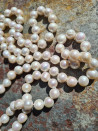 Collar largo de perlas barrocas anudado a mano