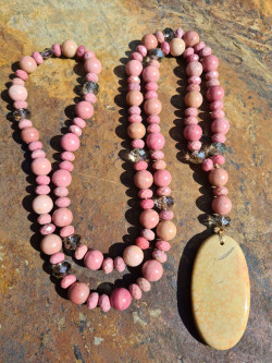 Collar largo de rodonita rosa con colgante de jaspe