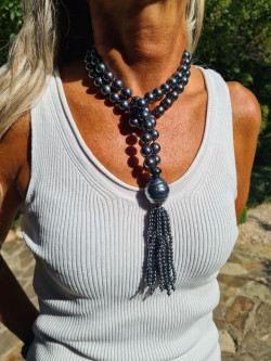 Collar largo de bolas de nácar con borlón y bolón de nácar