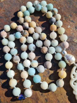 Collar largo de amazonita, nácar y jade blanco – Joyería natural
