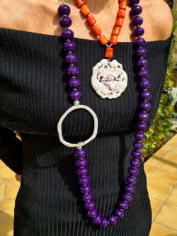 Gargantilla o collar corto de coral naranja y jade malva
