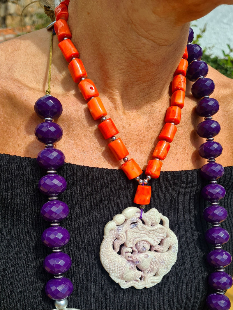 Gargantilla o collar corto de coral naranja y jade malva