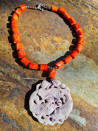 Gargantilla de coral naranja y jade malva – Joyería artesanal