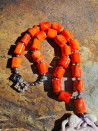 Gargantilla de coral naranja y jade malva – Joyería artesanal
