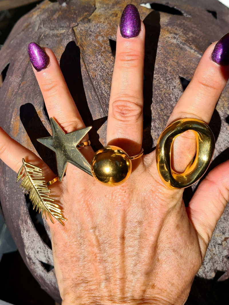 Anillos ajustables de acero con baño de oro grandes