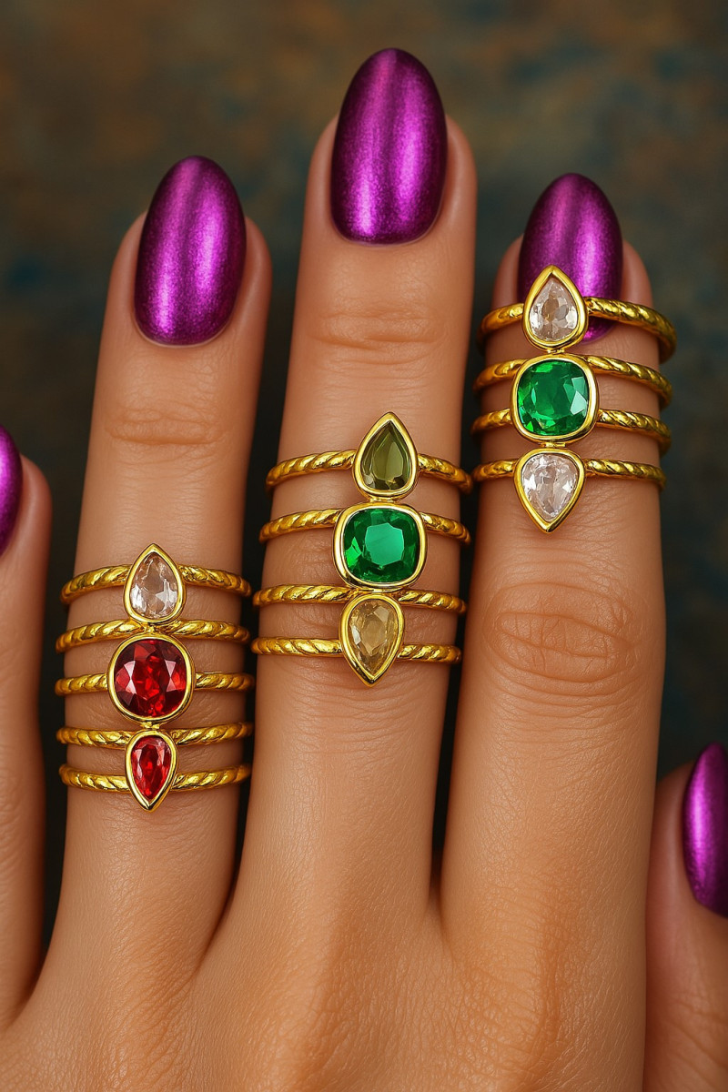 Adjustable steel ring with gold plating and Czech crystals