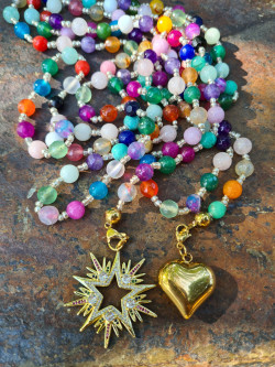 Collar largo de piedras naturales con colgante estrella y corazón