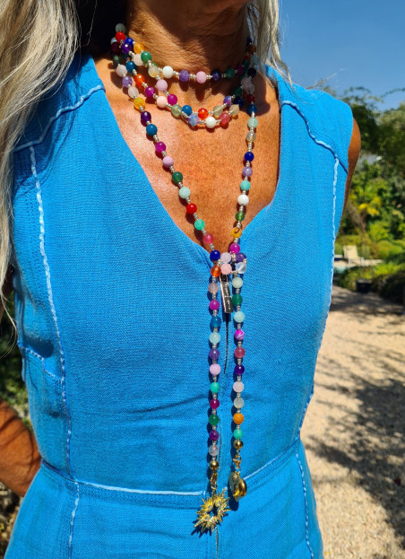 Collar largo de piedras naturales  de colores con colgante de estrella circonitas y corazón de acero