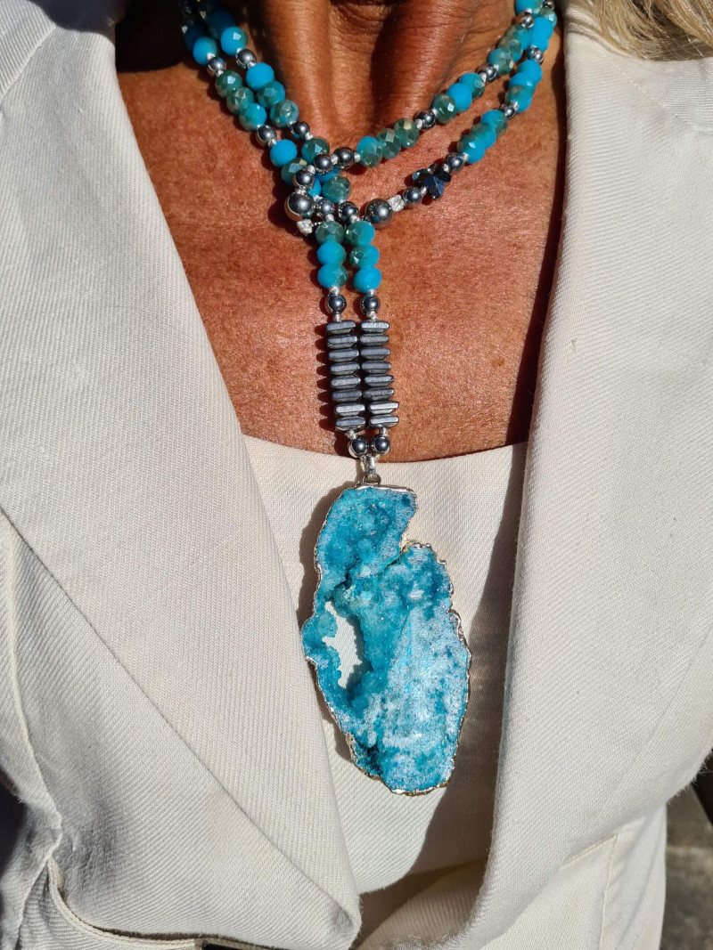 Collar largo de cristales checos azules y hematites plateados con colgante de geoda turquesa