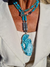 Collar largo de cristales checos azules y hematites plateados con colgante de geoda turquesa