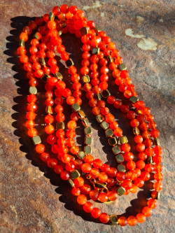 Collar largo de piedras naturales naranjas y piezas de hematites doradas