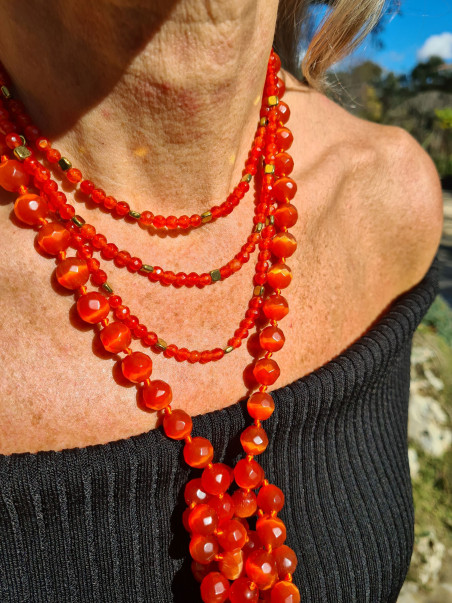 Collar largo de piedras naturales naranjas y piezas de hematites doradas
