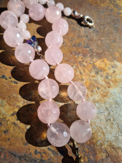 Collar corto, gargantilla, medallón XL de cuarzo rosa y jade