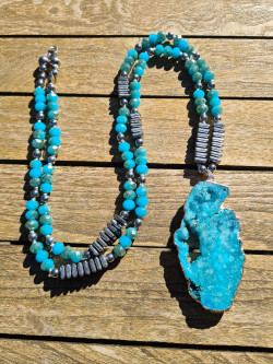 Collar largo de cristales checos y geoda azul turquesa