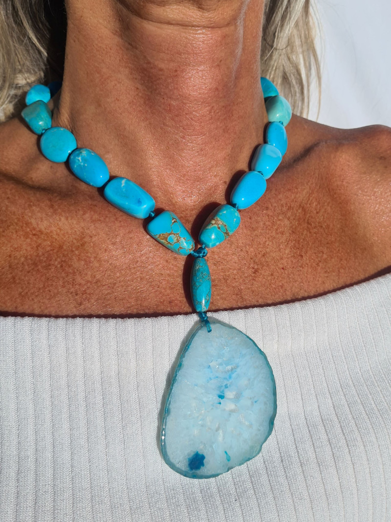 Choker, short necklace of turquoise and agate pendant