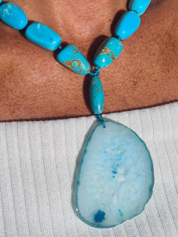 Gargantilla, collar corto de turquesas y ágata colgante