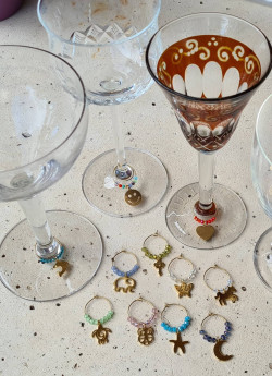 Marcadores de copas con cristales y colgantes de acero – 12 uds