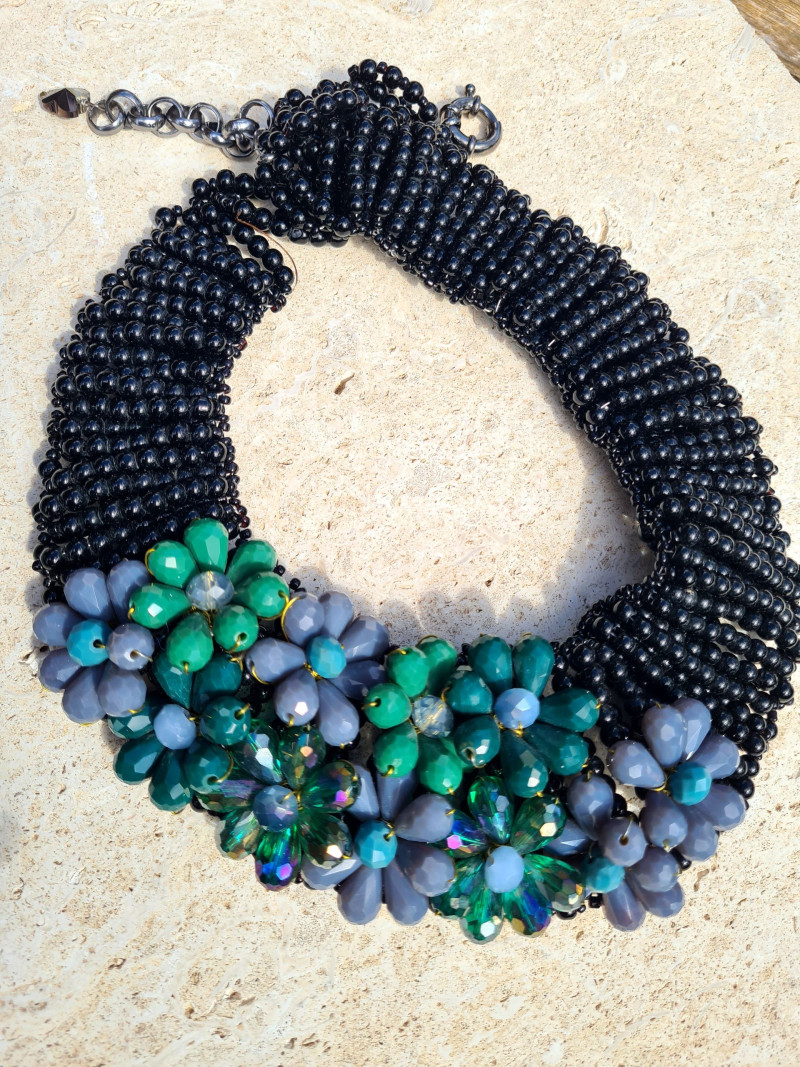 Choker made of Czech rock crystal in the shape of flowers