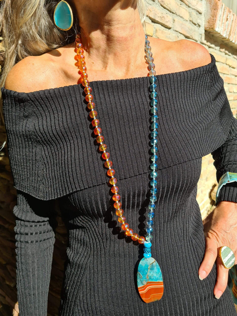 Collar largo de cristales checos y colgante de ágata azul