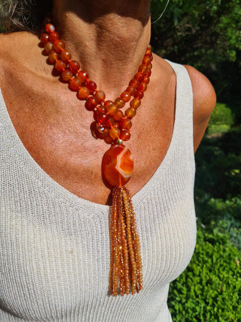 Collar largo de ágatas naranjas con colgante y borlón