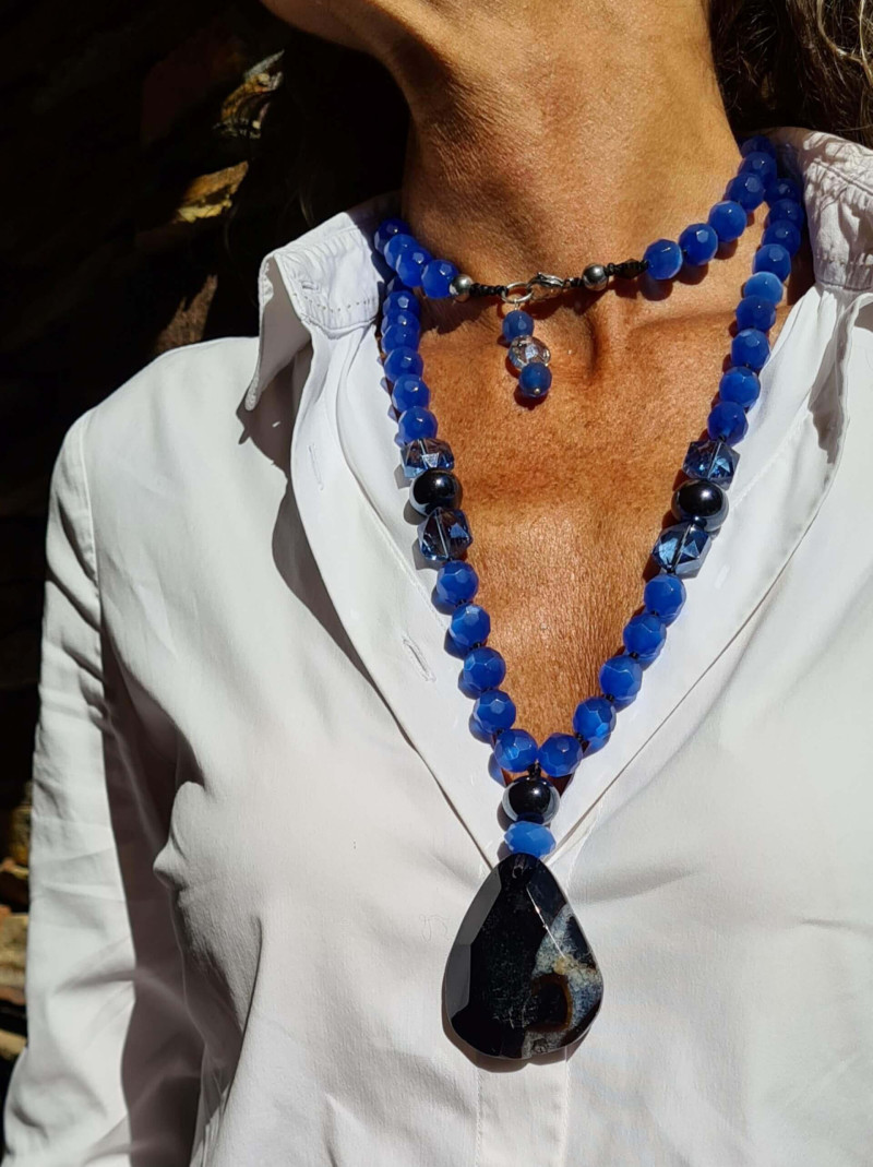 Long necklace with blue cat's eye and black agate pendant