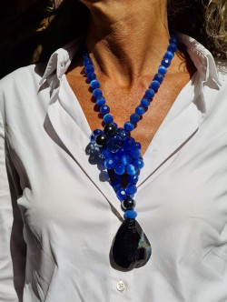 Long necklace with blue cat's eye and black agate pendant