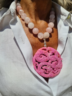 Collar corto, gargantilla, medallón XL de cuarzo rosa y jade