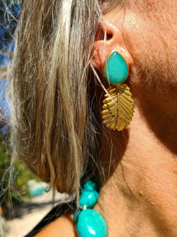 Gold earrings with teardrop agates and leaves – Unique piece
