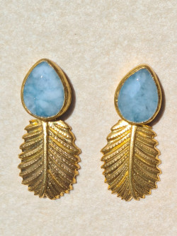 Gold earrings with teardrop agates and leaves – Unique piece