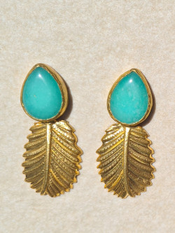 Gold earrings with teardrop agates and leaves – Unique piece