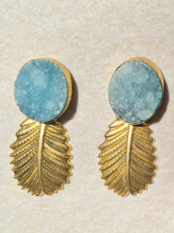 Gold earrings with teardrop agates and leaves – Unique piece