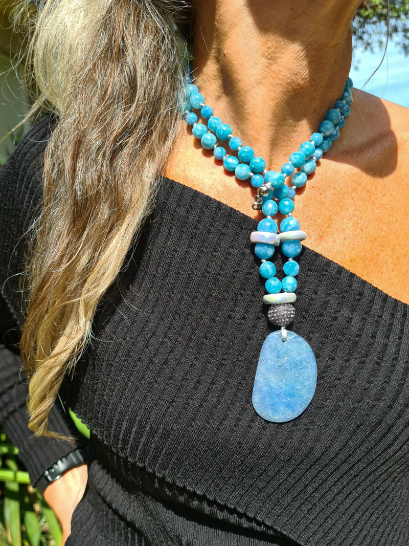 Collar largo de ágatas azules con colgante de ágata cristalizadaCollar