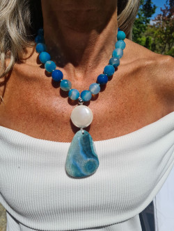 Gargantilla con bolas grandes de ágatas naturales, colgante de bolón plano en forma de botón y una ágata colgante