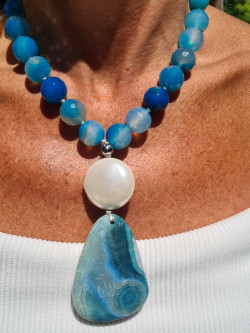 Gargantilla de ágatas con bolón y colgante a juego